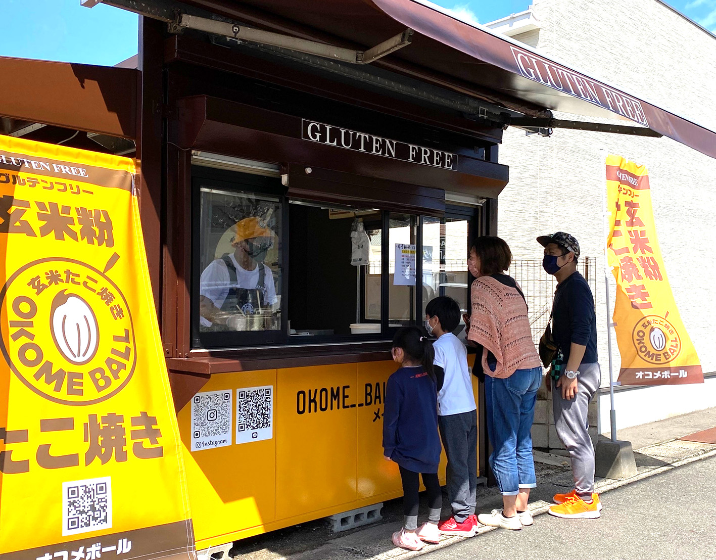 開店で並ぶ人